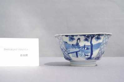 Een vierkante Chinese blauw-witte kom, Chenghua merk, Kangxi