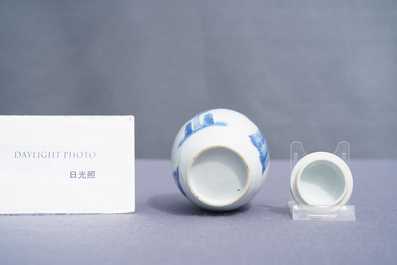 Een Chinese blauw-witte theebus met deksel, Kangxi