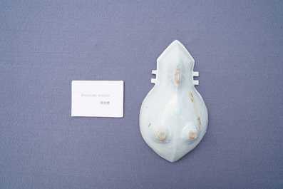 Une coupe en forme de luth en porcelaine de Chine en bleu et blanc de type ko-sometsuke pour le march&eacute; japonais, &eacute;poque Transition