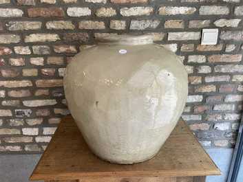 Een grote Chinese monochrome bolle vaas met cr&egrave;mekleurig glazuur, 18/19e eeuw
