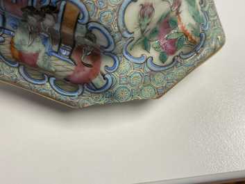 Twee Chinese zeshoekige Canton famille rose dekselvazen, 19e eeuw