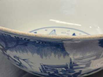 Een grote Chinese blauw-witte kom met figuren in een landschap, Kangxi