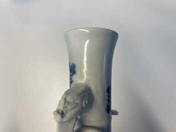 Een paar Chinese blauw-witte vazen met olifantenoren, Kangxi