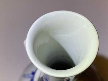 Een paar Chinese blauw-witte vazen met olifantenoren, Kangxi