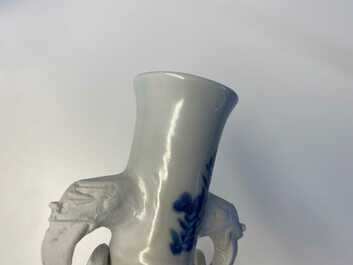 Een paar Chinese blauw-witte vazen met olifantenoren, Kangxi