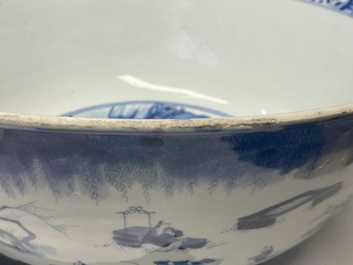Een grote Chinese blauw-witte kom met figuren in een landschap, Kangxi