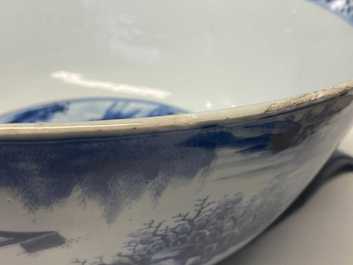 Een grote Chinese blauw-witte kom met figuren in een landschap, Kangxi