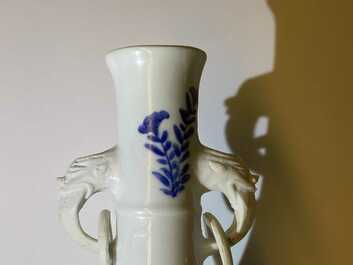 Een paar Chinese blauw-witte vazen met olifantenoren, Kangxi