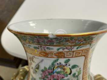 Een paar Chinese Canton famille rose vazen, 19e eeuw