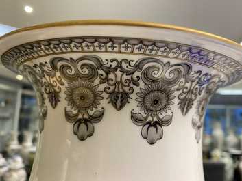 Een fijne Chinese famille rose vaas, Zhong Guo Jingdezhen Zhi merk, Republiek