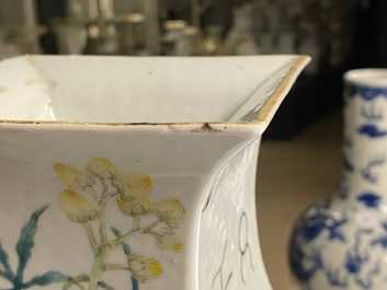 Een paar vierkante Chinese famille rose vazen, 19e eeuw