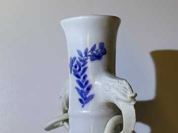 Een paar Chinese blauw-witte vazen met olifantenoren, Kangxi
