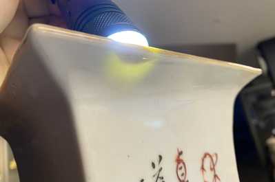 Een vierkante Chinese qianjiang cai vaas met antiquiteiten, 19e eeuw