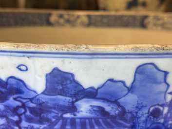 Een grote Chinese blauw-witte kom met figuren in een landschap, Kangxi