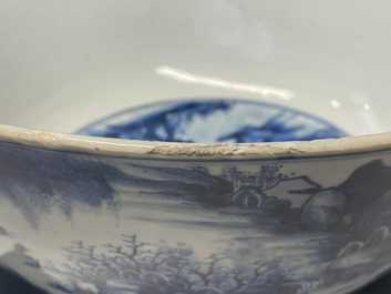 Een grote Chinese blauw-witte kom met figuren in een landschap, Kangxi