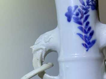 Een paar Chinese blauw-witte vazen met olifantenoren, Kangxi