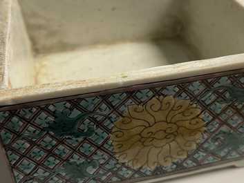 Een vierkante Chinese verte biscuit dekseldoos, Kangxi