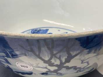 Een grote Chinese blauw-witte kom met figuren in een landschap, Kangxi