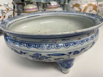 Un br&ucirc;le-parfum tripod en porcelaine de Chine en bleu et blanc, Ming