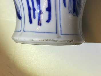 Een paar Chinese blauw-witte vazen met olifantenoren, Kangxi