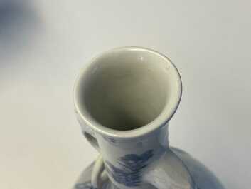 Een paar Chinese blauw-witte vazen met olifantenoren, Kangxi