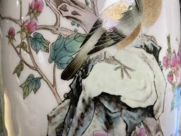 Een fijne Chinese famille rose vaas, Zhong Guo Jingdezhen Zhi merk, Republiek