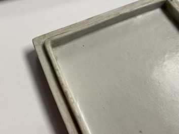 Een vierkante Chinese verte biscuit dekseldoos, Kangxi