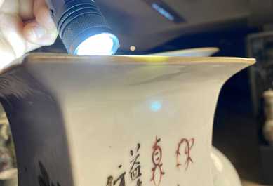 Een vierkante Chinese qianjiang cai vaas met antiquiteiten, 19e eeuw
