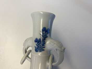 Een paar Chinese blauw-witte vazen met olifantenoren, Kangxi