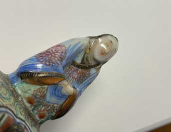 Twee Chinese zeshoekige Canton famille rose dekselvazen, 19e eeuw