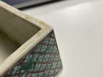 Een vierkante Chinese verte biscuit dekseldoos, Kangxi