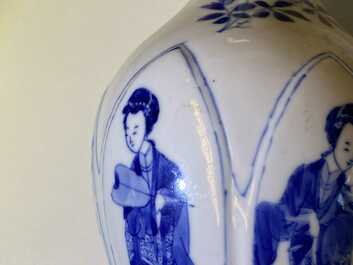 Een paar Chinese blauw-witte vazen met olifantenoren, Kangxi