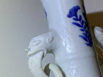 Een paar Chinese blauw-witte vazen met olifantenoren, Kangxi