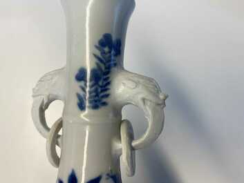 Een paar Chinese blauw-witte vazen met olifantenoren, Kangxi