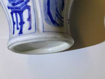 Een paar Chinese blauw-witte vazen met olifantenoren, Kangxi
