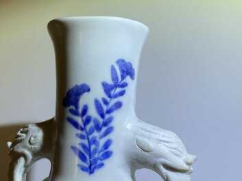 Een paar Chinese blauw-witte vazen met olifantenoren, Kangxi