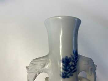 Een paar Chinese blauw-witte vazen met olifantenoren, Kangxi