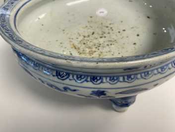 Un br&ucirc;le-parfum tripod en porcelaine de Chine en bleu et blanc, Ming