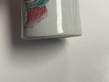 Une paire de pots &agrave; pinceaux en porcelaine de Chine famille rose &agrave; d&eacute;cor 'Wu Shuang Pu', marque et &eacute;poque de Daoguang