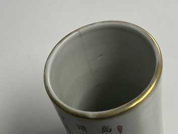 Une paire de pots &agrave; pinceaux en porcelaine de Chine famille rose &agrave; d&eacute;cor 'Wu Shuang Pu', marque et &eacute;poque de Daoguang