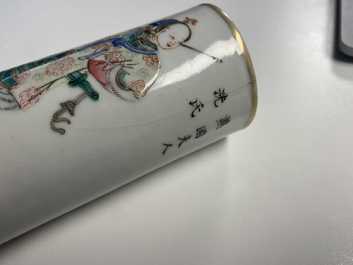 Une paire de pots &agrave; pinceaux en porcelaine de Chine famille rose &agrave; d&eacute;cor 'Wu Shuang Pu', marque et &eacute;poque de Daoguang