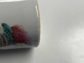 Une paire de pots &agrave; pinceaux en porcelaine de Chine famille rose &agrave; d&eacute;cor 'Wu Shuang Pu', marque et &eacute;poque de Daoguang