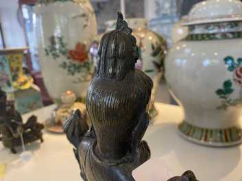 Een Sino-Tibetaanse vergulde figuur van Tara, 19e eeuw