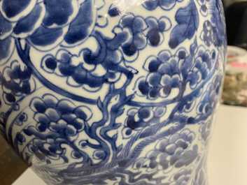 Een Chinese blauw-witte 'feniksen' vaas, Kangxi