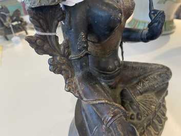 Een Sino-Tibetaanse vergulde figuur van Tara, 19e eeuw