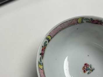 Een paar Chinese famille rose koppen en schotels met een bergachtig landschap, Yongzheng