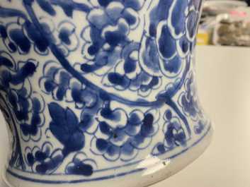 Een Chinese blauw-witte 'feniksen' vaas, Kangxi