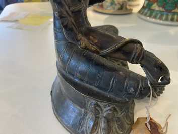 Een Sino-Tibetaanse vergulde figuur van Tara, 19e eeuw