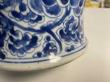 Een Chinese blauw-witte 'feniksen' vaas, Kangxi