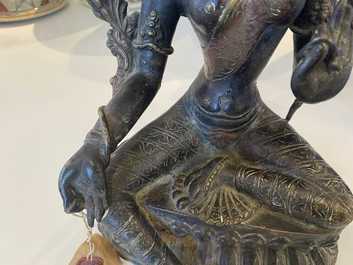 Een Sino-Tibetaanse vergulde figuur van Tara, 19e eeuw